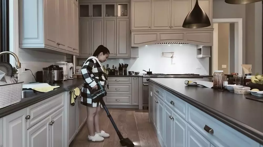 nikita willy bersih-bersih saat kontraksi  © 2025 YouTube