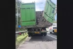Kecelakaan Beruntun di Tol Cipularang KM 97 truk hantam 5 kendaraan, ternyata ini penyebabnya