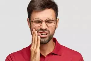  Nggak usah repot ke dokter, ini trik rontokkan karang gigi dan atasi bau mulut hanya pakai 1 sayuran