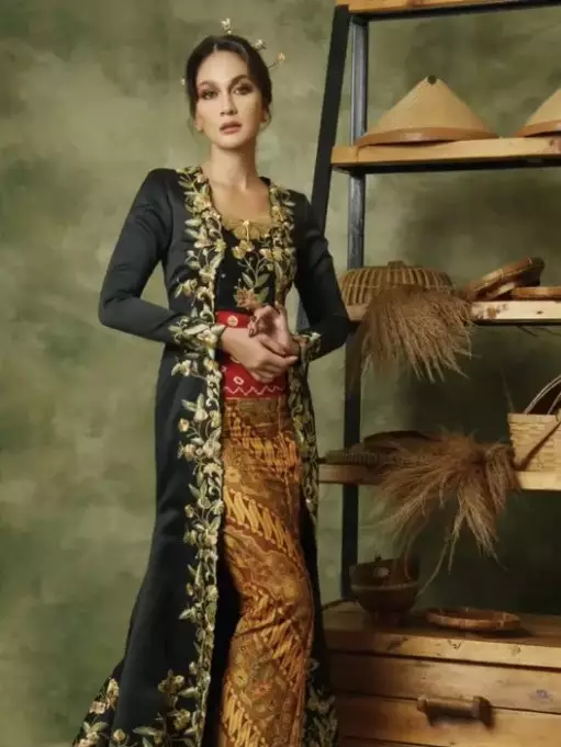 seleb blasteran pakai kebaya Jawa © Instagram