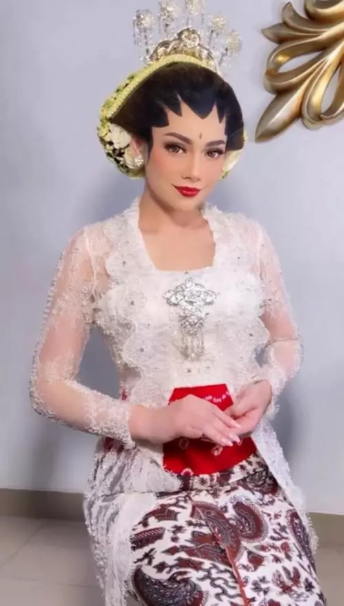 seleb blasteran pakai kebaya Jawa © Instagram