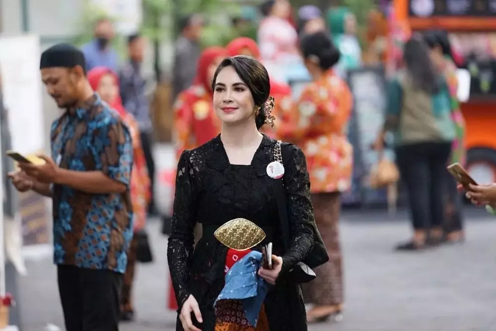 seleb blasteran pakai kebaya Jawa © Instagram