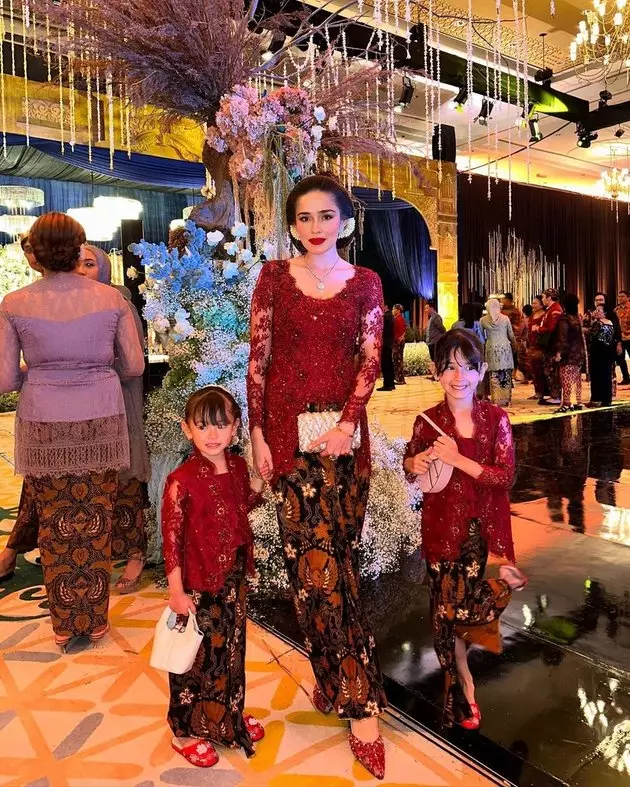 seleb blasteran pakai kebaya Jawa © Instagram