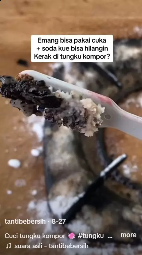 trik bersihkan tatakan kompor gas berkerak tebal © TikTok