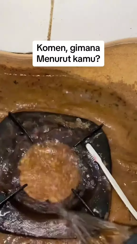trik bersihkan tatakan kompor gas berkerak tebal © TikTok