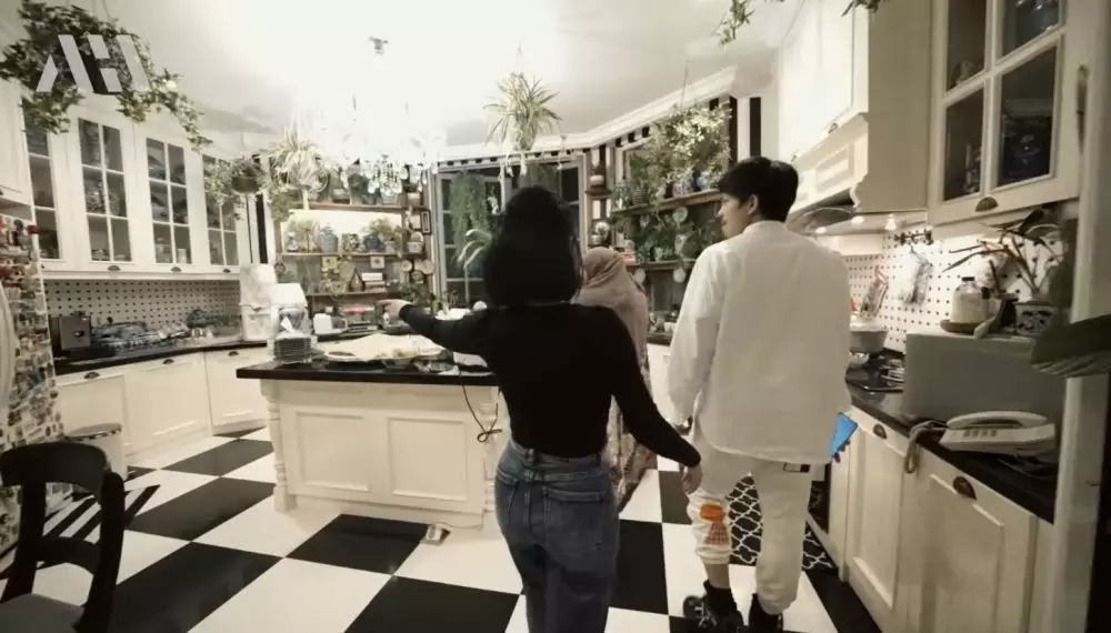 dapur rumah mewah yuni shara serasa bak di taman © berbagai sumber