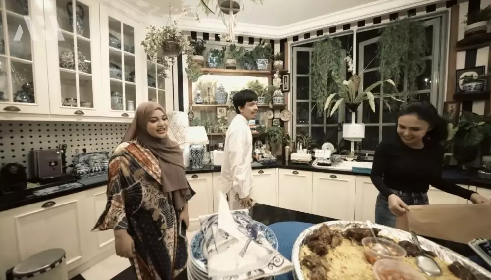 dapur rumah mewah yuni shara serasa bak di taman © berbagai sumber