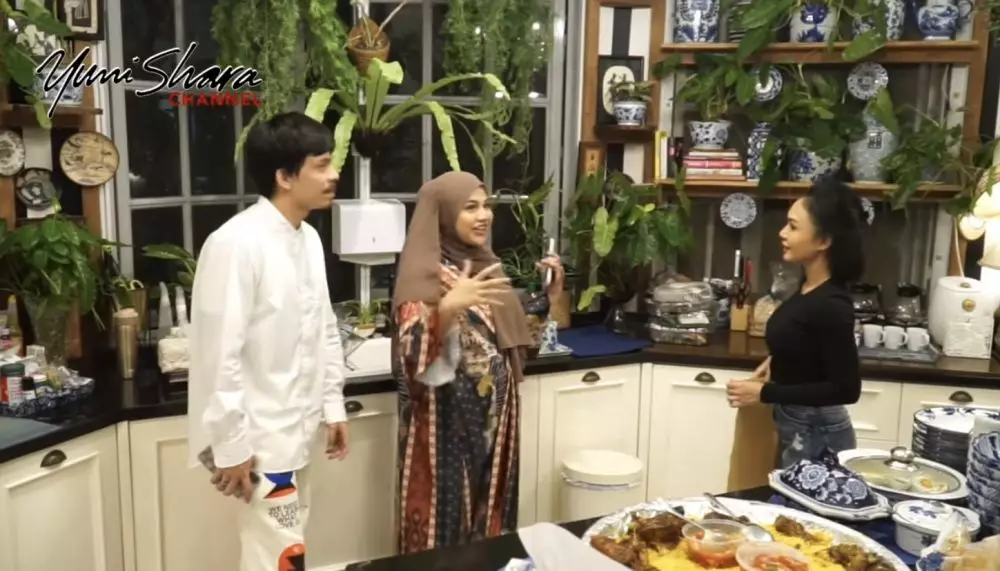 dapur rumah mewah yuni shara serasa bak di taman © berbagai sumber