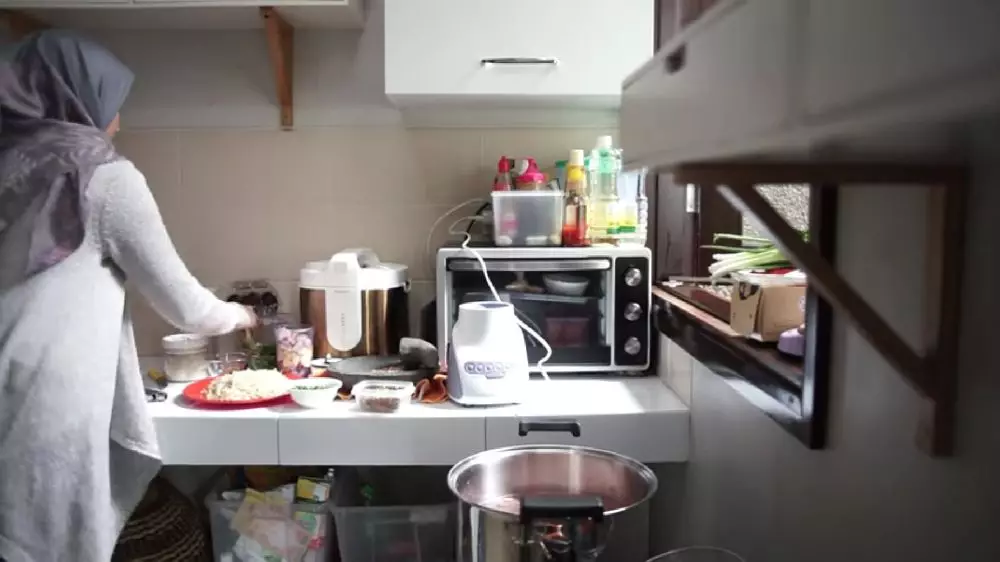 dapur rumah Hengky Kurniawan sederhana © 2024 brilio.net