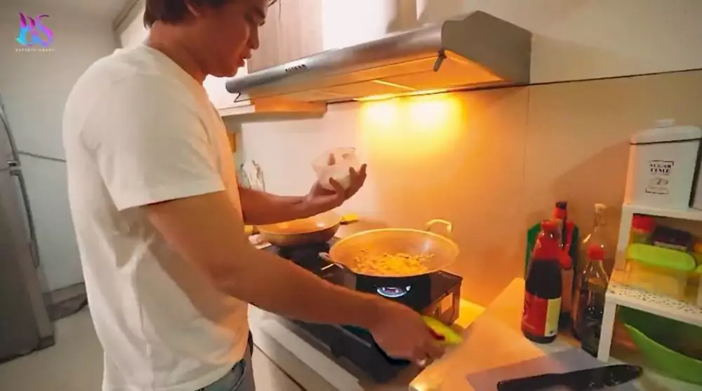 interior dapur Billy Syahputra bak gang © YouTube