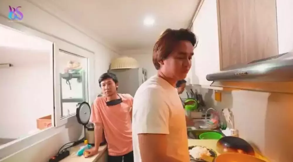 interior dapur Billy Syahputra bak gang © YouTube