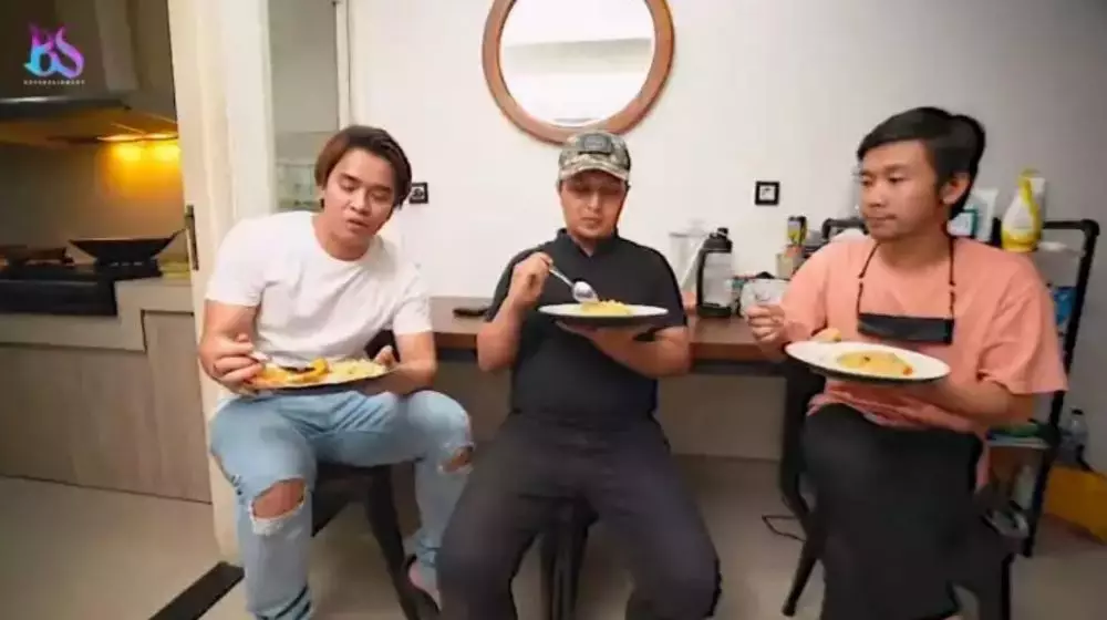 interior dapur Billy Syahputra bak gang © YouTube