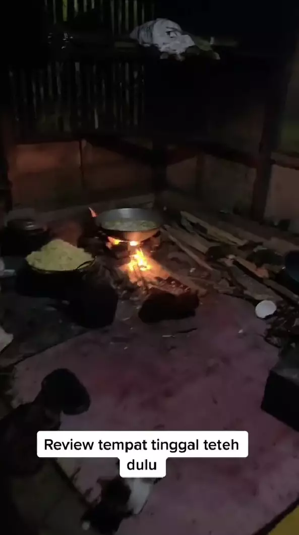 dapur Imel Putri masih pakai tungku © TikTok dapur Imel Putri masih pakai tungku © TikTok