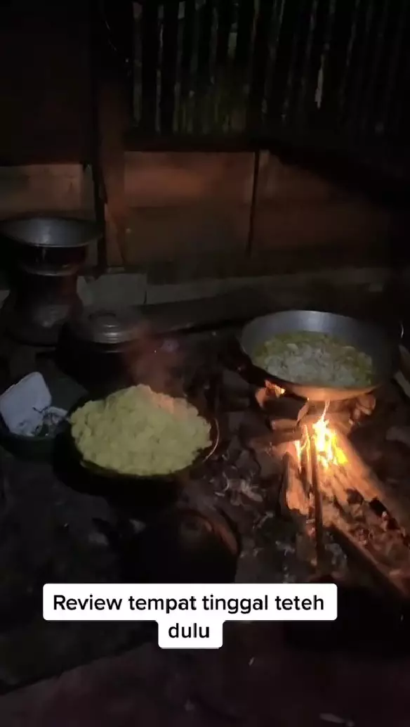 dapur Imel Putri masih pakai tungku © TikTok dapur Imel Putri masih pakai tungku © TikTok