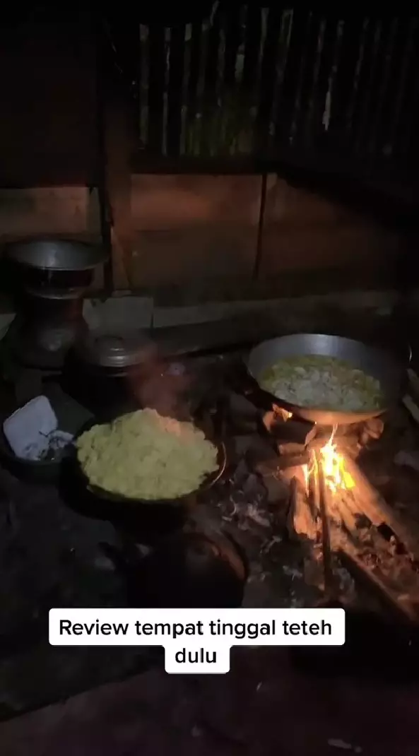 dapur Imel Putri masih pakai tungku © TikTok dapur Imel Putri masih pakai tungku © TikTok