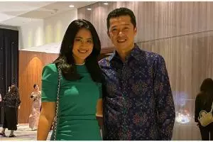 11 Potret rumah Taufik Hidayat dan Ami Gumelar berkonsep minimalis, koleksi medali emas tuai atensi