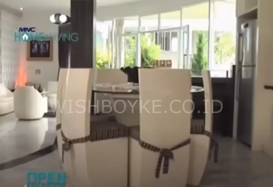 potret dapur dr. Boyke dibuat melengkung nyambung mini bar © 2024 brilio.net potret dapur dr. Boyke dibuat melengkung nyambung mini bar © 2024 brilio.net