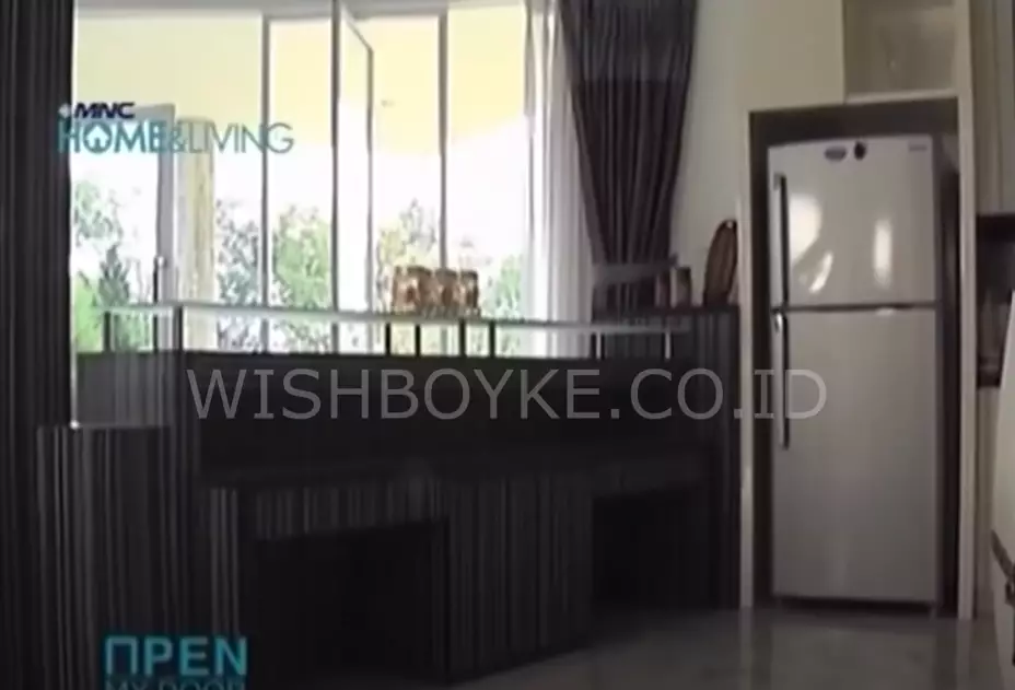 potret dapur dr. Boyke dibuat melengkung nyambung mini bar © 2024 brilio.net potret dapur dr. Boyke dibuat melengkung nyambung mini bar © 2024 brilio.net