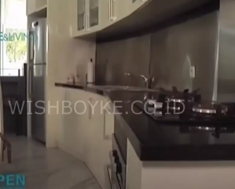 potret dapur dr. Boyke dibuat melengkung nyambung mini bar © 2024 brilio.net potret dapur dr. Boyke dibuat melengkung nyambung mini bar © 2024 brilio.net