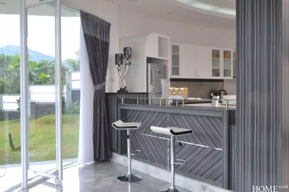 potret dapur dr. Boyke dibuat melengkung nyambung mini bar © 2024 brilio.net potret dapur dr. Boyke dibuat melengkung nyambung mini bar © 2024 brilio.net