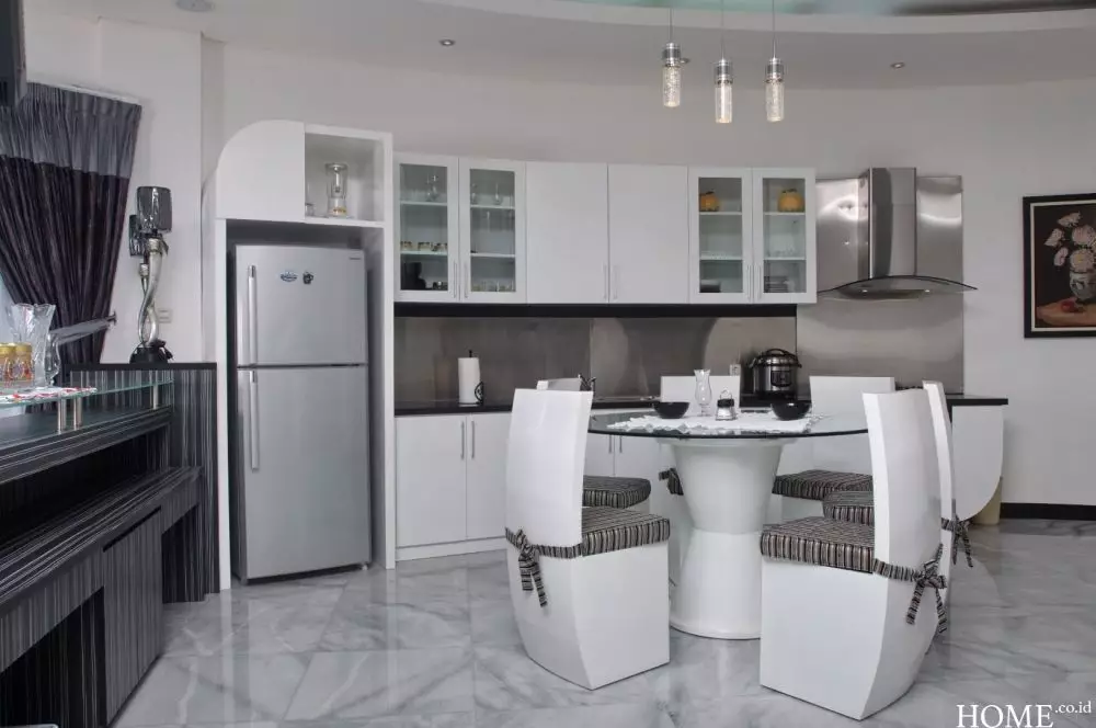 potret dapur dr. Boyke dibuat melengkung nyambung mini bar © 2024 brilio.net potret dapur dr. Boyke dibuat melengkung nyambung mini bar © 2024 brilio.net