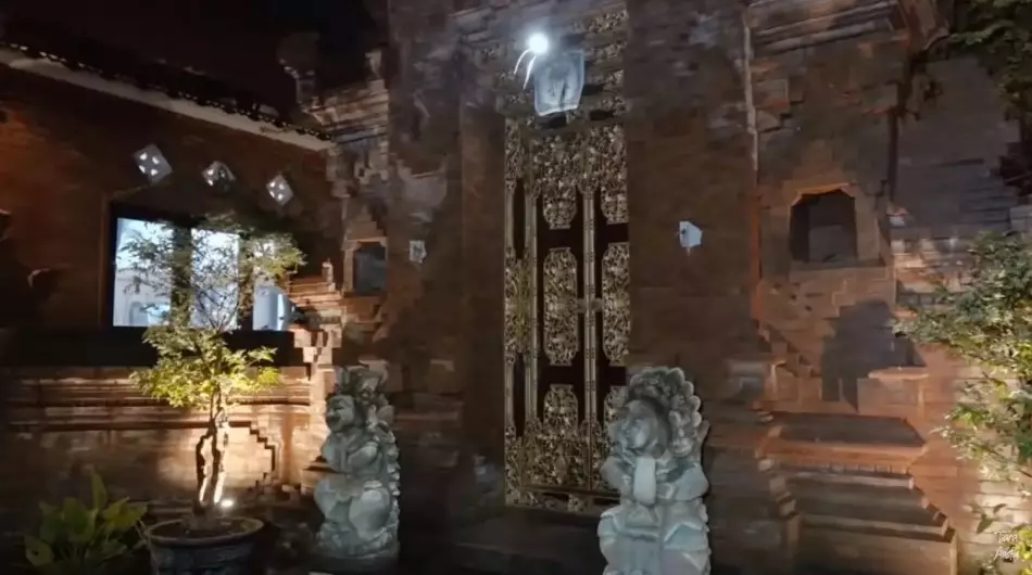 interior dapur Mahalini full perabot kayu © YouTube interior dapur Mahalini full perabot kayu © YouTube