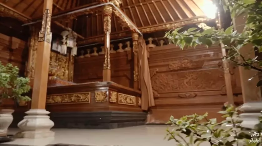 interior dapur Mahalini full perabot kayu © YouTube interior dapur Mahalini full perabot kayu © YouTube
