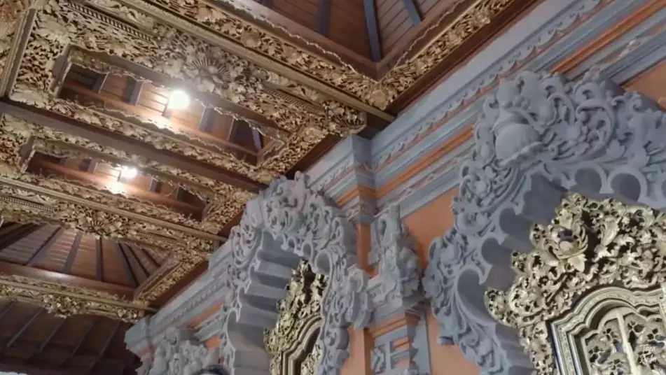 interior dapur Mahalini full perabot kayu © YouTube interior dapur Mahalini full perabot kayu © YouTube