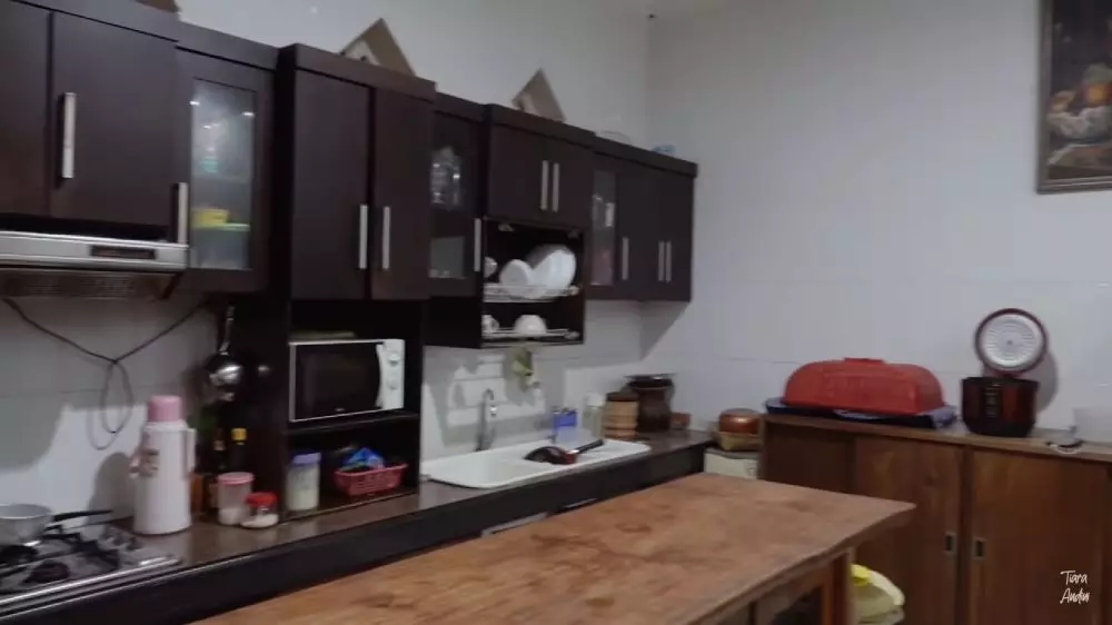 interior dapur Mahalini full perabot kayu © YouTube interior dapur Mahalini full perabot kayu © YouTube