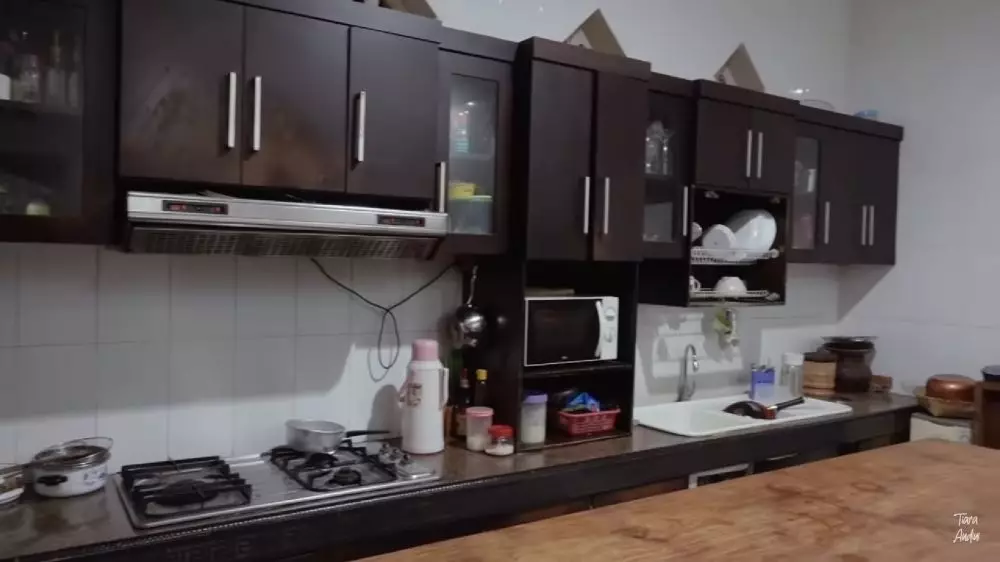interior dapur Mahalini full perabot kayu © YouTube interior dapur Mahalini full perabot kayu © YouTube