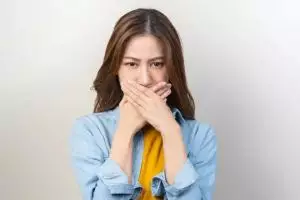 Bukan pakai garam, begini cara menghilangkan bau mulut dan plak gigi hanya gunakan 1 bahan kue