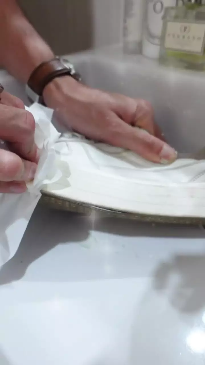 trik memutihkan sepatu kusam © YouTube