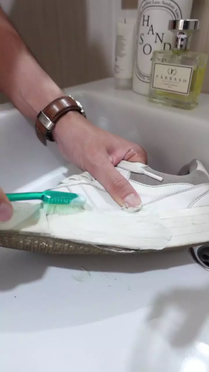 trik memutihkan sepatu kusam © YouTube