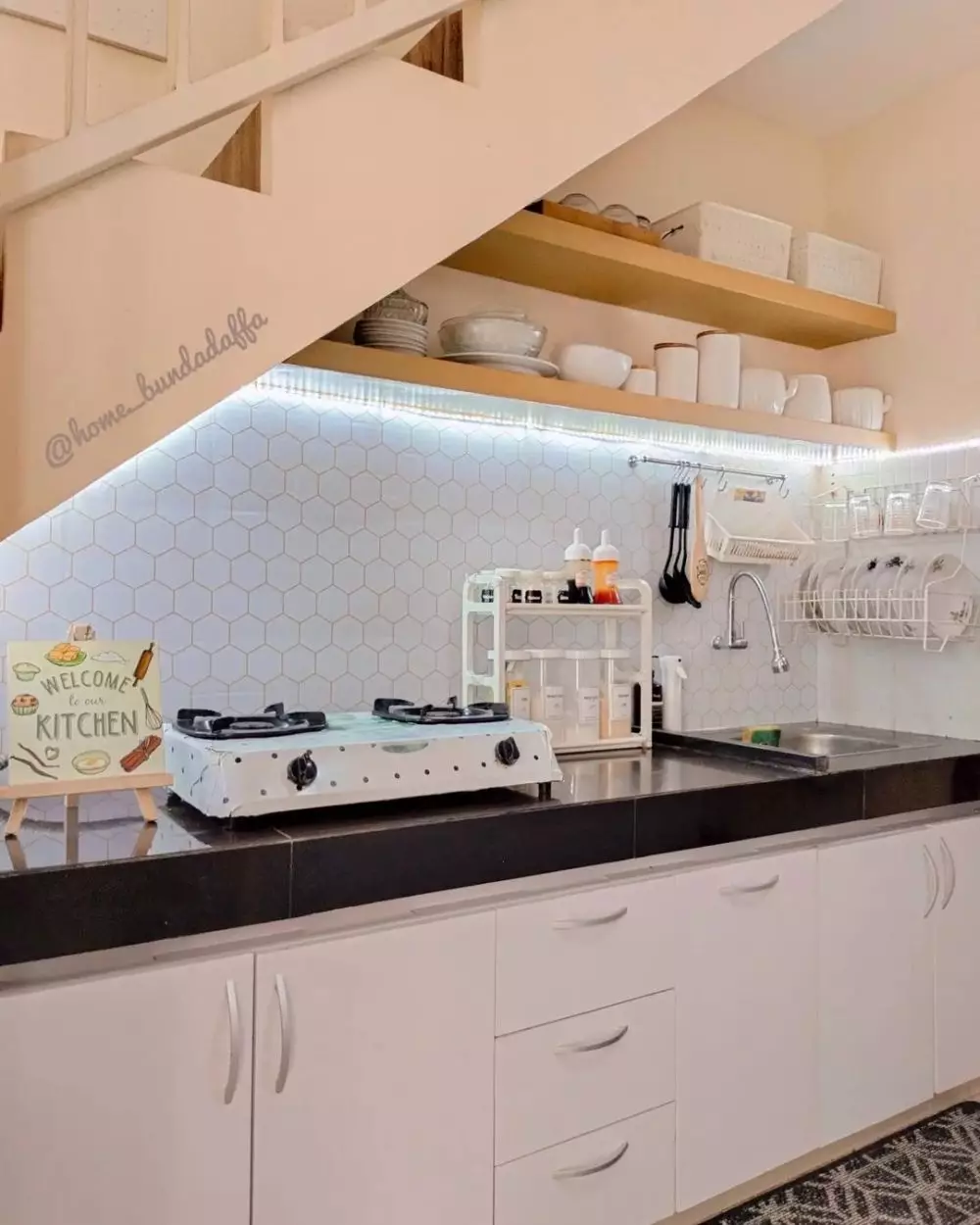 dapur mungil kolong tangga ada minibar © 2023 brilio.net