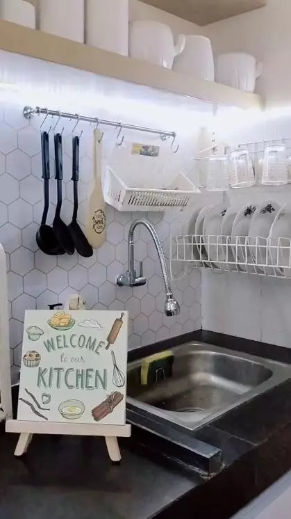 dapur mungil kolong tangga ada minibar © 2023 brilio.net