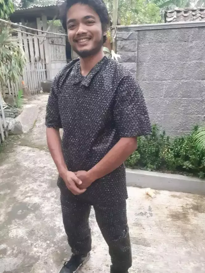 Pakaian nyeleneh bikin lihat dua kali  Berbagai sumber