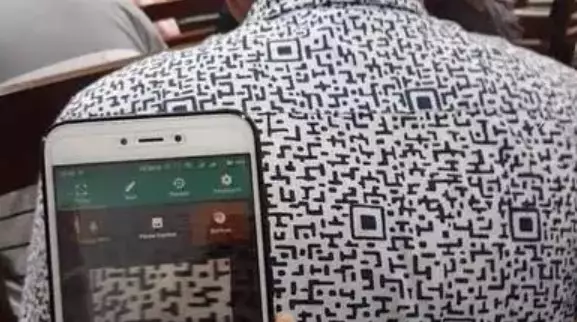 Pakaian nyeleneh bikin lihat dua kali  Berbagai sumber