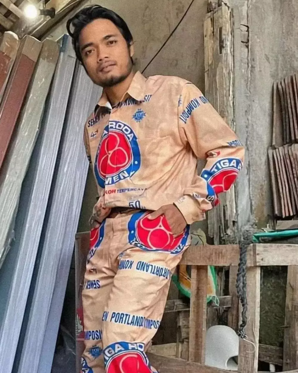 Pakaian nyeleneh bikin lihat dua kali  Berbagai sumber