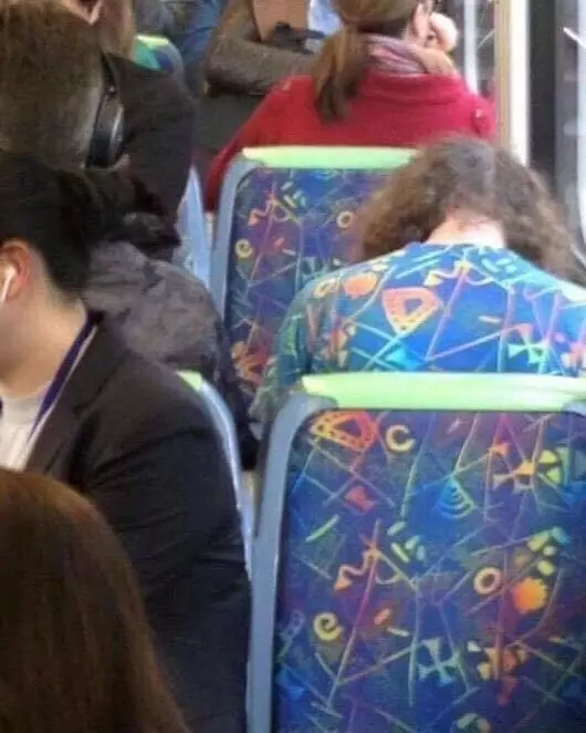 Pakaian nyeleneh bikin lihat dua kali  Berbagai sumber