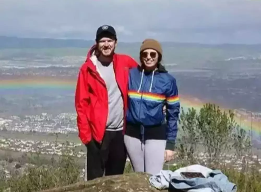 Pakaian nyeleneh bikin lihat dua kali  Berbagai sumber