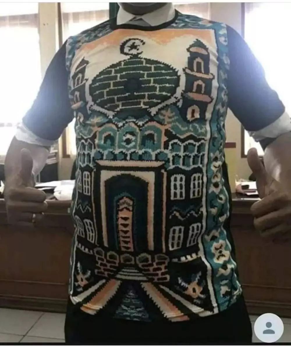 Pakaian nyeleneh bikin lihat dua kali  Berbagai sumber