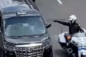 Viral mobil pejabat RI 36 terobos jalan saat kemacetan, begini tanggapan Mayor Teddy