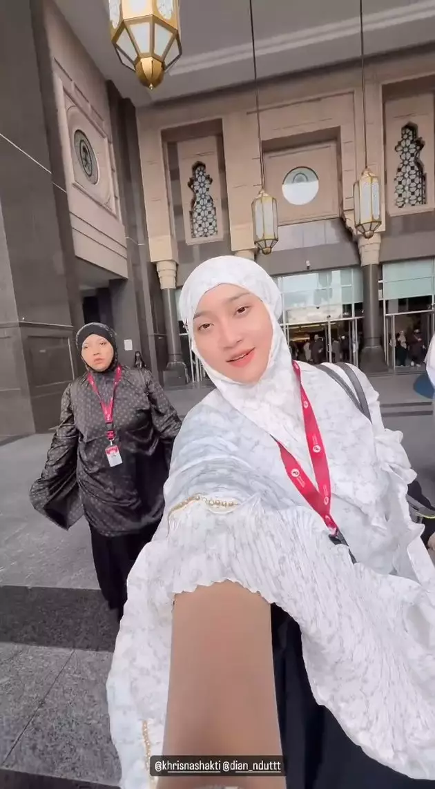 Yeni Inka umrah bareng suami © 2025 brilio.net Yeni Inka umrah bareng suami © 2025 brilio.net