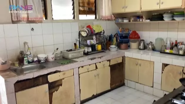 interior dapur masa kecil Raffi Ahmad © YouTube