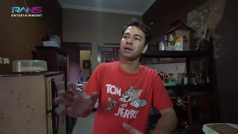 interior dapur masa kecil Raffi Ahmad © YouTube