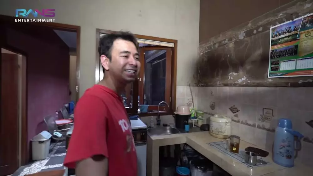 interior dapur masa kecil Raffi Ahmad © YouTube