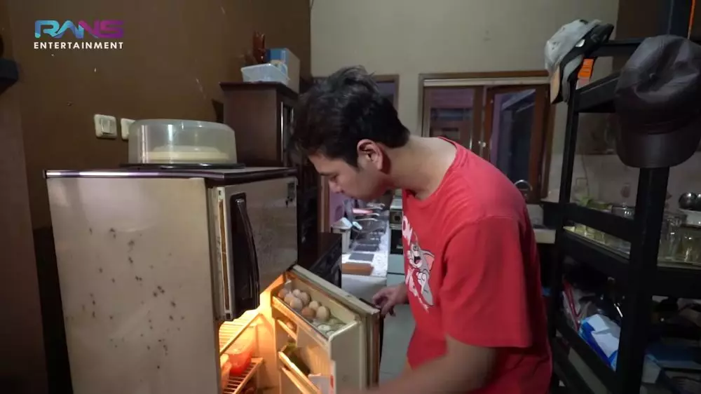 interior dapur masa kecil Raffi Ahmad © YouTube