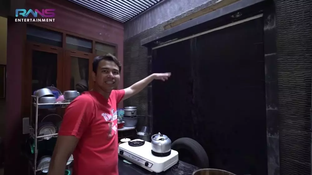 interior dapur masa kecil Raffi Ahmad © YouTube