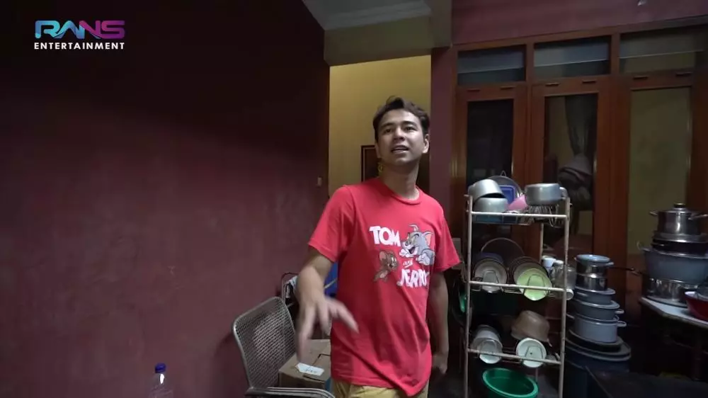 interior dapur masa kecil Raffi Ahmad © YouTube