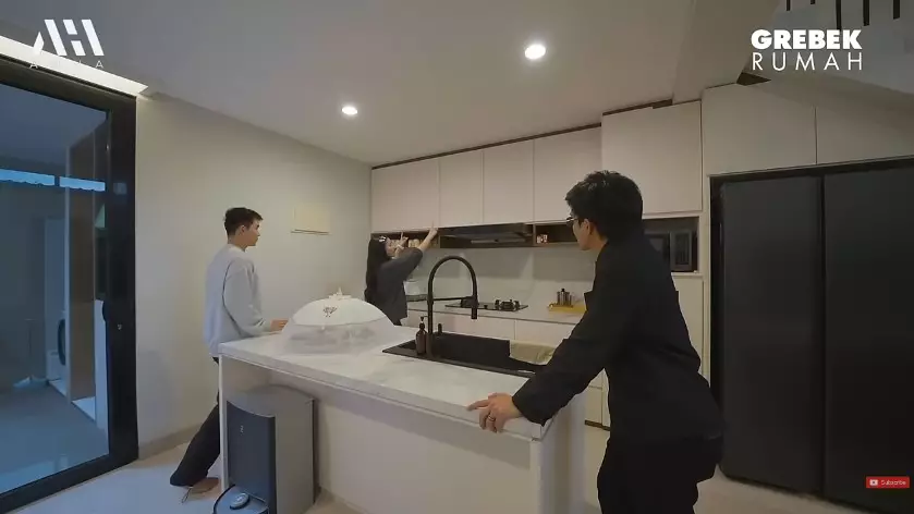 dapur Juan Eve kabinetnya kamuflase © YouTube dapur Juan Eve kabinetnya kamuflase © YouTube